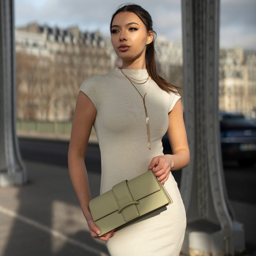 Sac baguette THÉA Mac Alyster en cuir TILLEUL de face portée par une mannequin