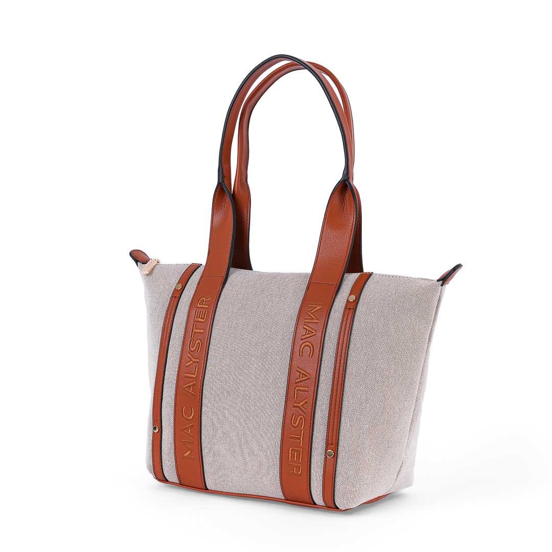 Grand sac cabas femme Abrielle en lin naturel tressé avec anses marron porté épaule