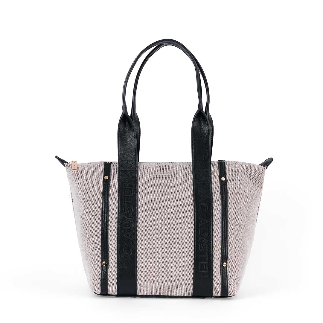 Grand sac cabas femme Abrielle en lin naturel tressé avec anses noir porté épaule