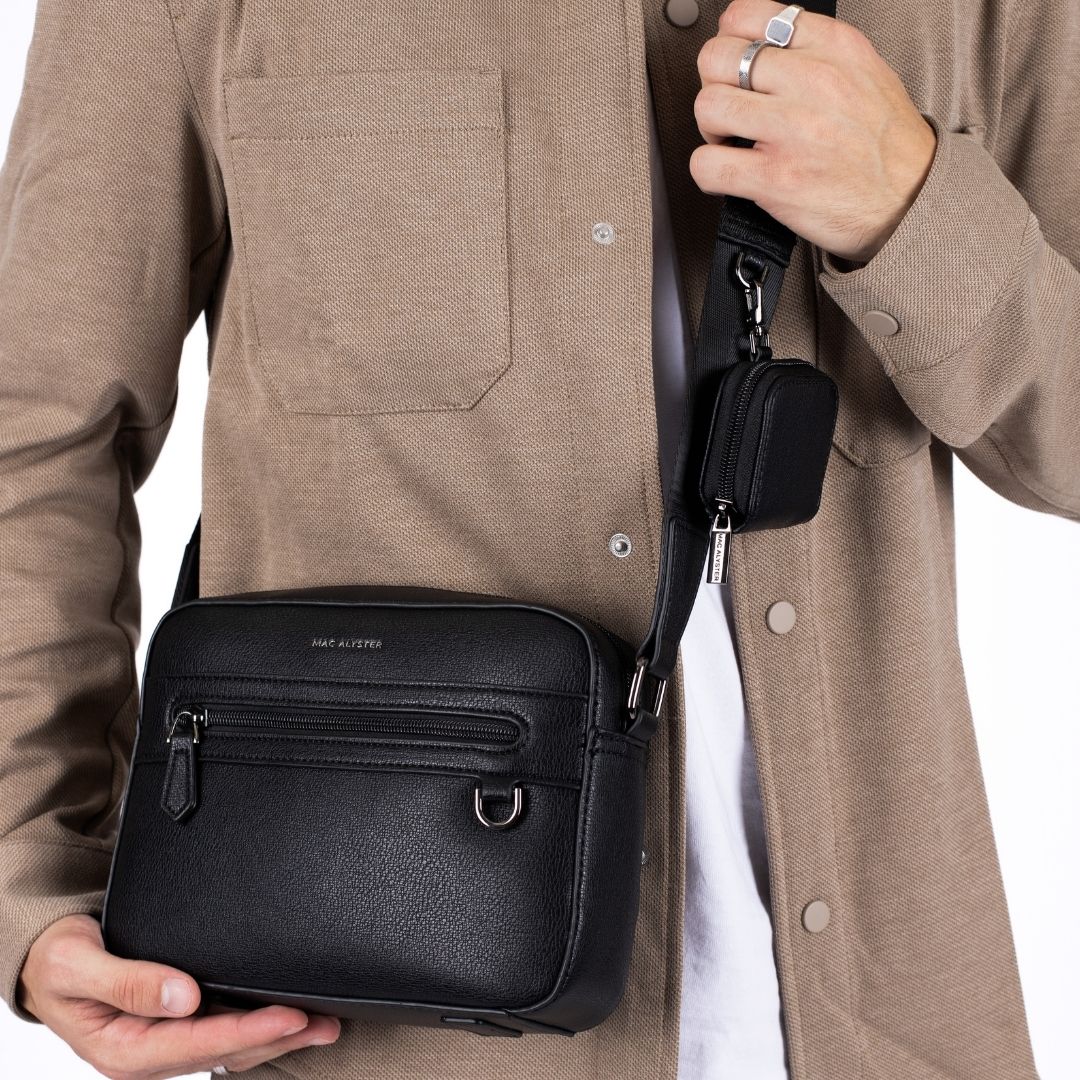 Sac caméra bag HUGO en matière synthétique NOIR présenté de près