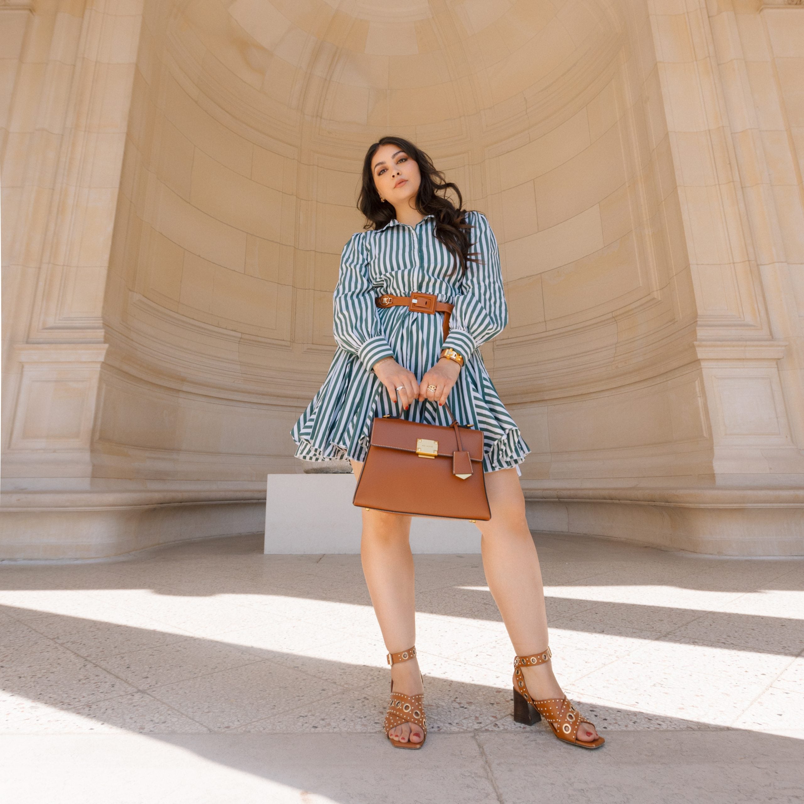 Sac à main avec bijou MÉLYSSA pour femme en cuir CAMEL porté mannequin