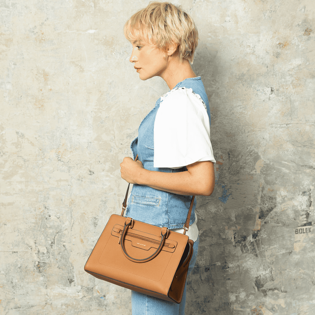 Sac porté main GIULIA pour femme en cuir SABLE porté mannequin