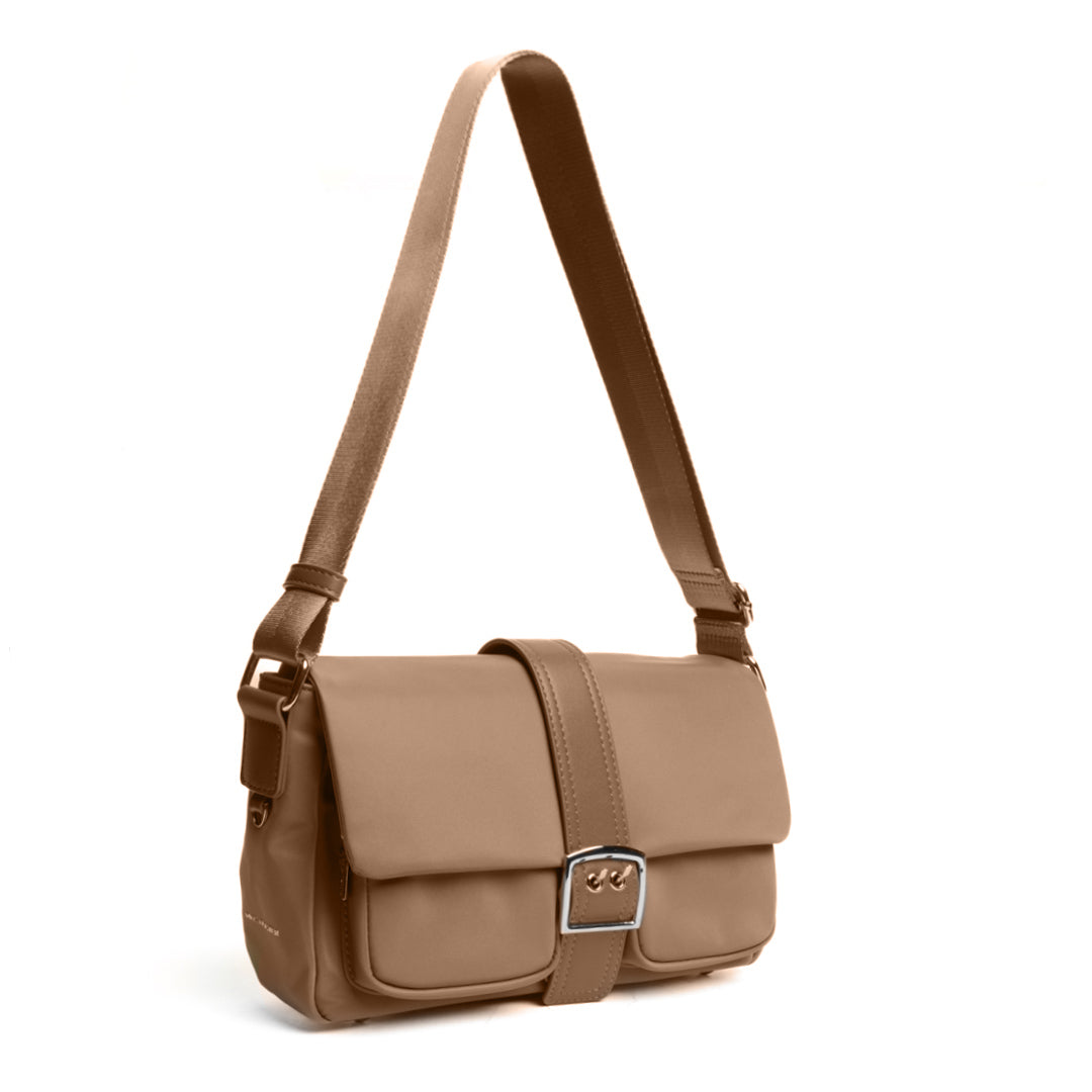 Sac à rabat STUDIO CITY en cuir synthétique CAMEL de trois-quarts