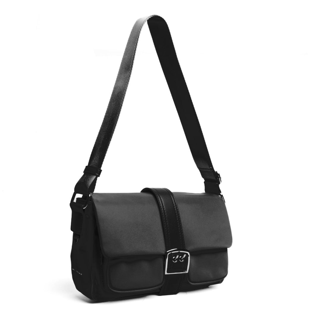 Sac à rabat STUDIO CITY en cuir synthétique NOIR de trois-quarts