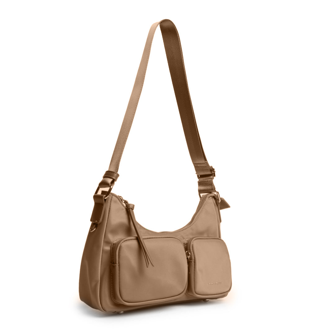 Sac trotteur STUDIO CITY en cuir synthétique CAMEL de trois-quarts