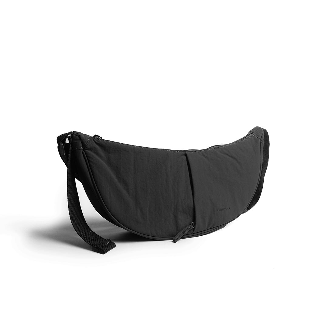 Sac demi-lune PLUME en matière synthétique NOIR de trois-quarts