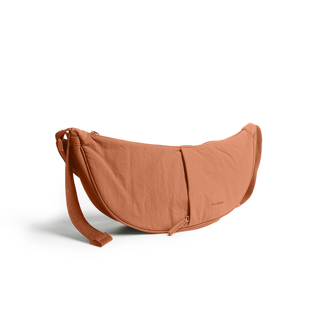 Sac demi-lune PLUME en matière synthétique SABLE de trois-quarts