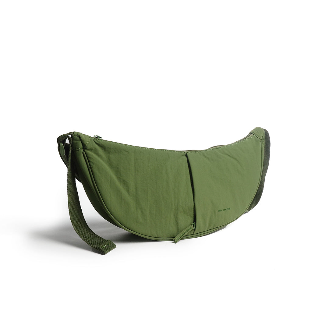 Sac demi-lune PLUME en matière synthétique VERT de trois-quarts