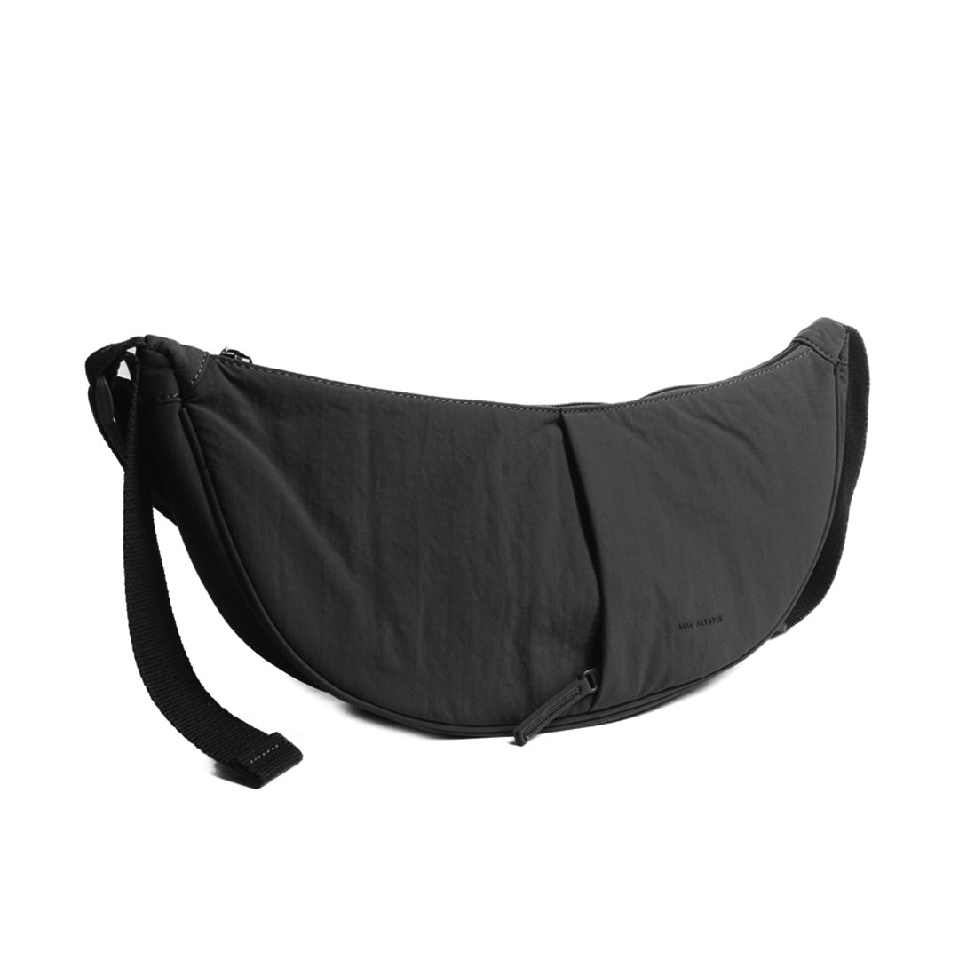 Petit sac demi-lune PLUME en cuir synthétique NOIR de trois-quarts
