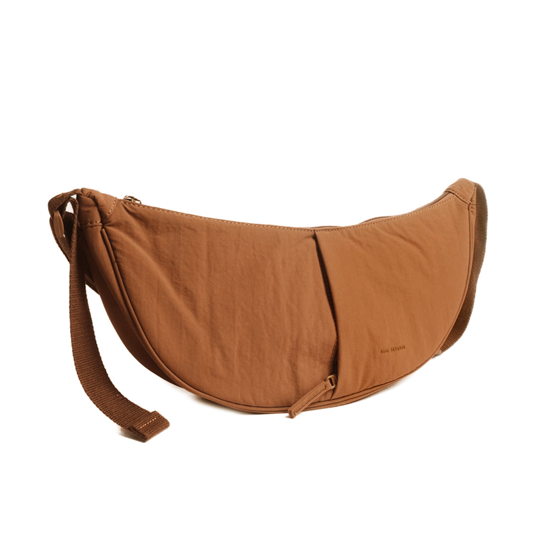 Petit sac demi-lune PLUME en cuir synthétique SABLE de trois-quarts