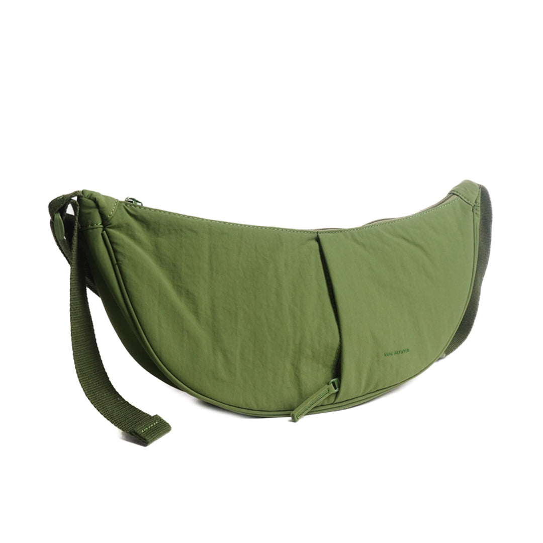 Petit sac demi-lune PLUME en cuir synthétique VERT de trois-quarts