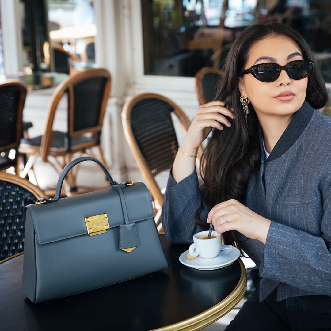 Sac à main gris mélyssa luxe bijoux co-création cuir influenceuse Mélyssa cuir mac alyster Collection Automne Hiver 2024 Café Paris