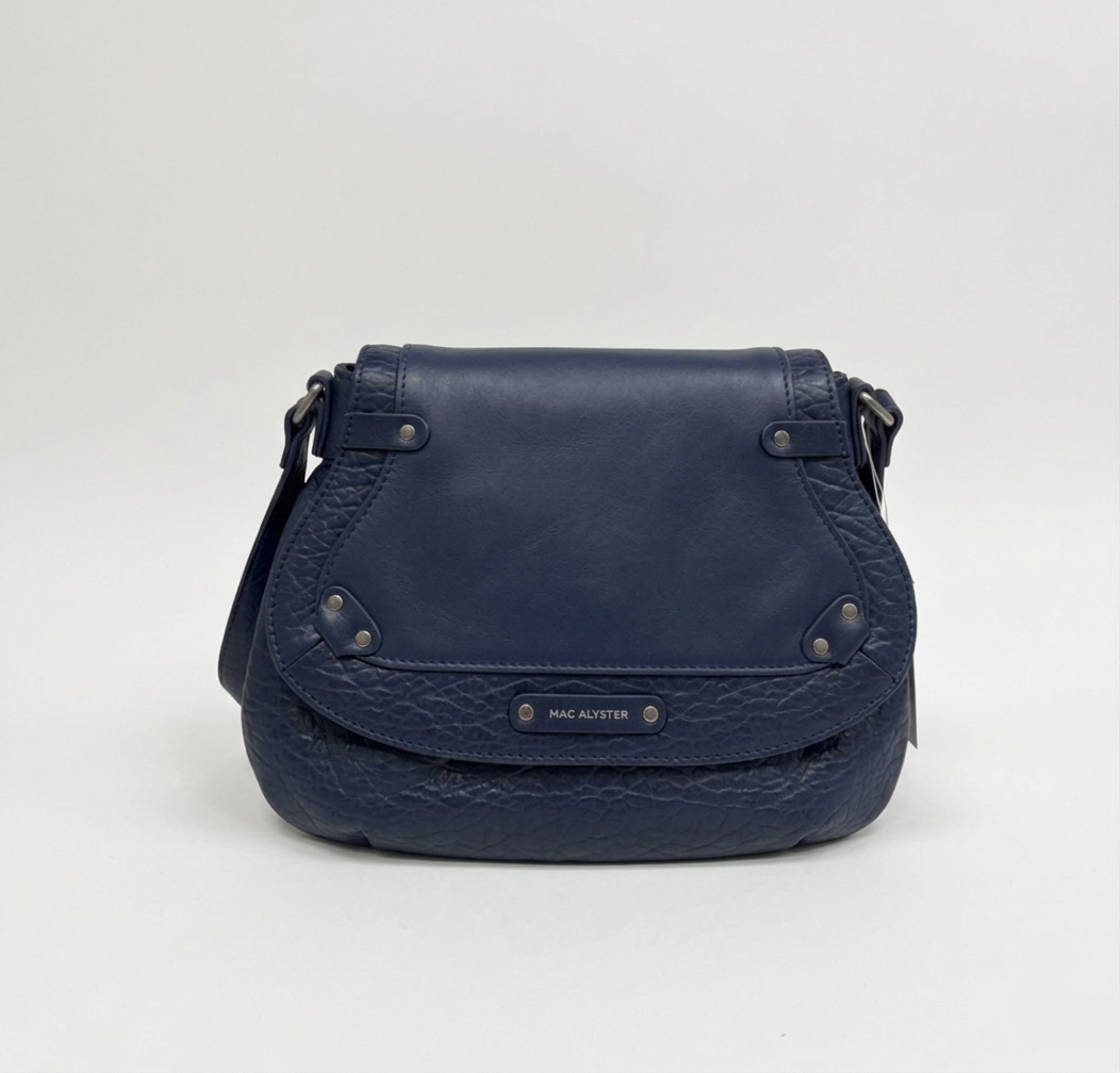 Sac à rabat et bandoulière en cuir bleu marine CAMILLE par Mac Alyster, associant rabat en cuir lisse et corps en cuir de vachette grainé.