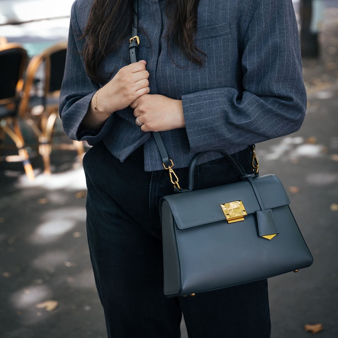 Sac à main gris mélyssa luxe bijoux co-création cuir influenceuse Mélyssa cuir mac alyster Collection Automne Hiver 2024 Café Paris