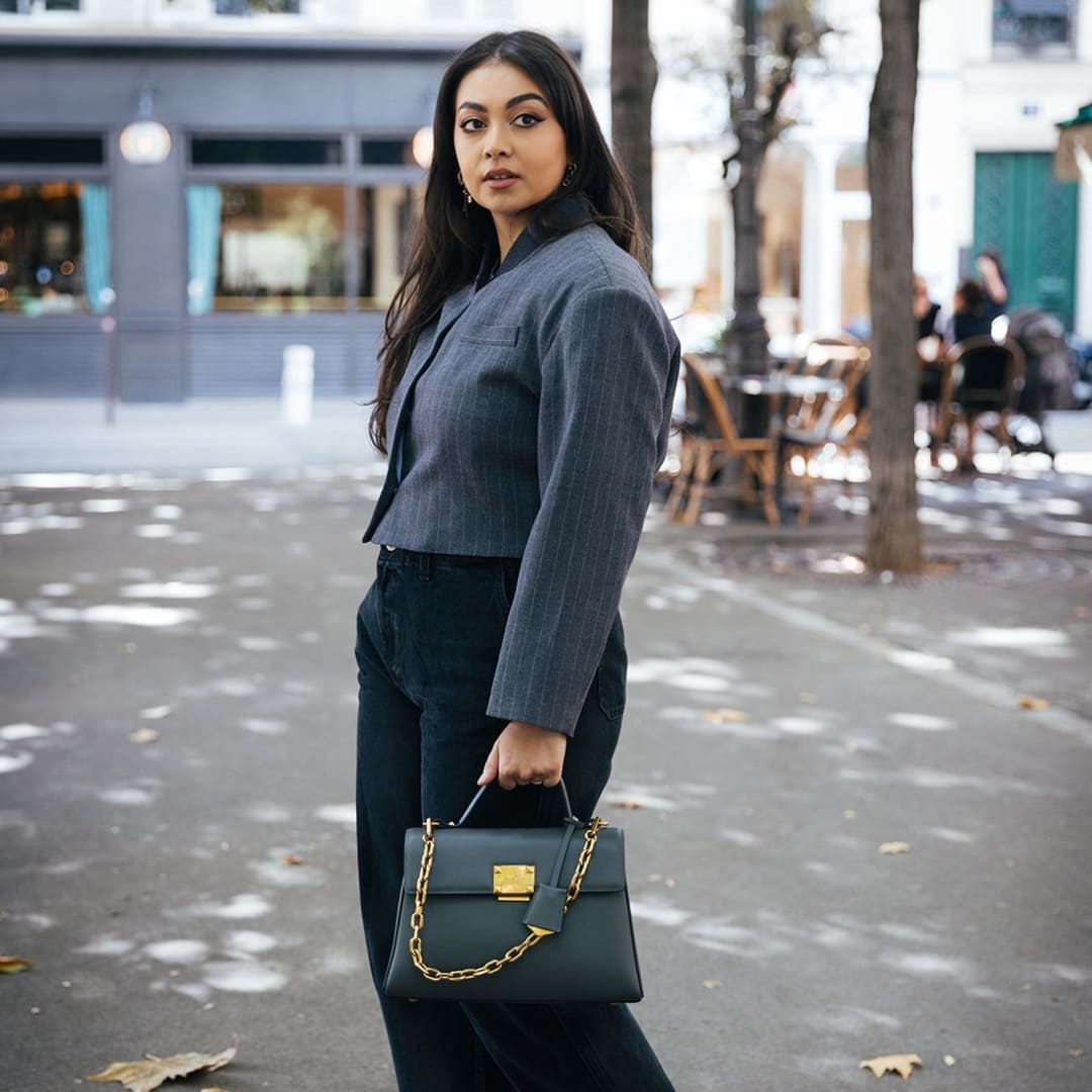 Sac à main gris mélyssa luxe bijoux co-création cuir influenceuse Mélyssa cuir mac alyster Collection Automne Hiver 2024 Café Paris