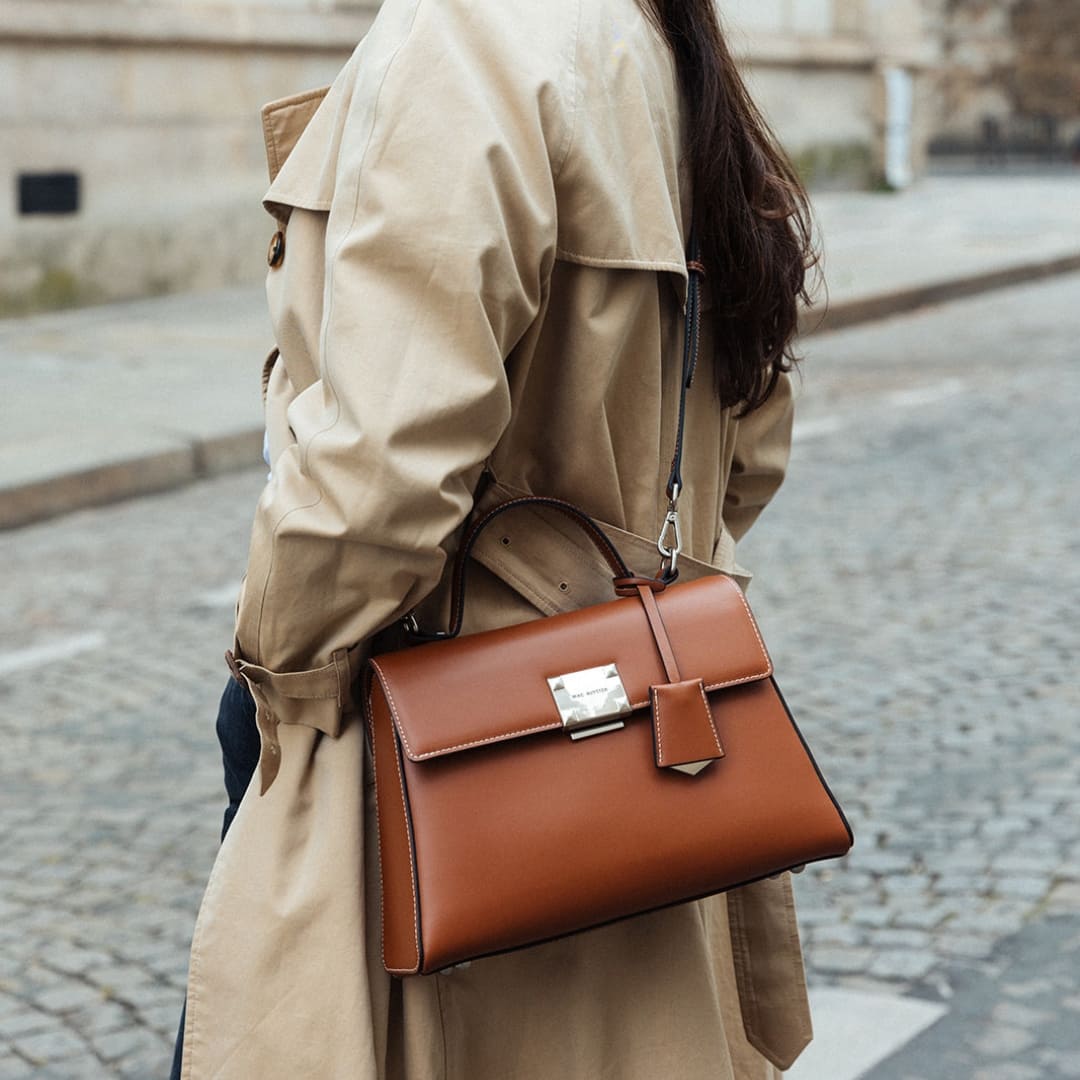 Sac à main camel bijouterie argent brossé mélyssa luxe bijoux co-création cuir influenceuse Mélyssa cuir mac alyster Collection Automne Hiver 2024