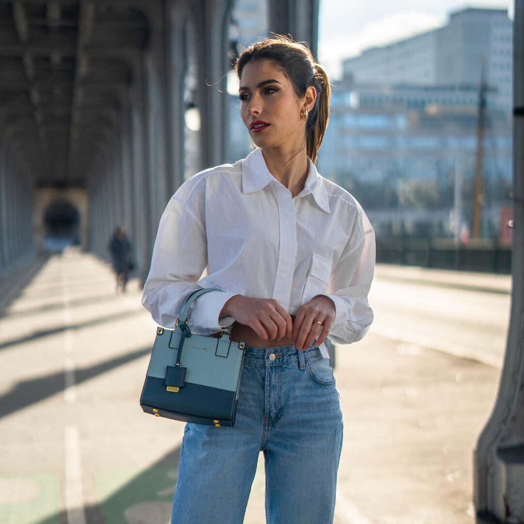 Petit sac à main avec bijou DUO pour femme en cuir synthétique BLEU porté mannequin