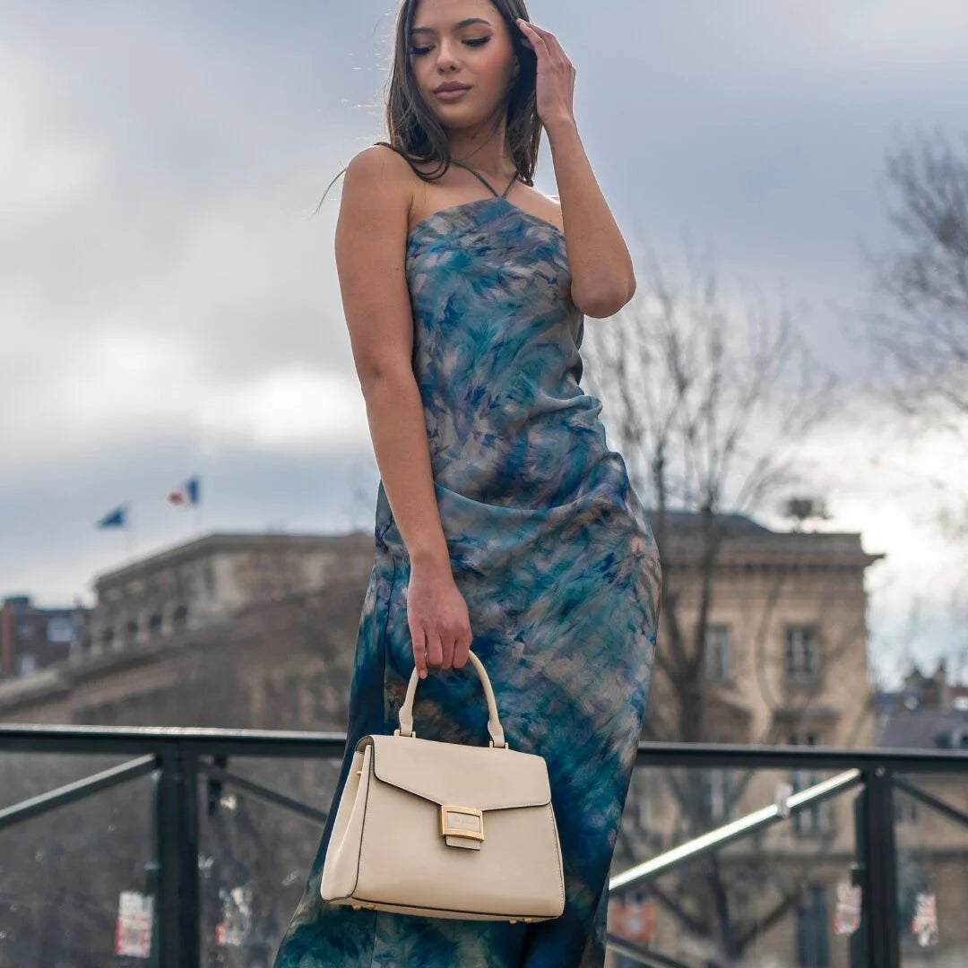 Sac à main ANAÏS pour femme en cuir NOIR porté par une mannequin