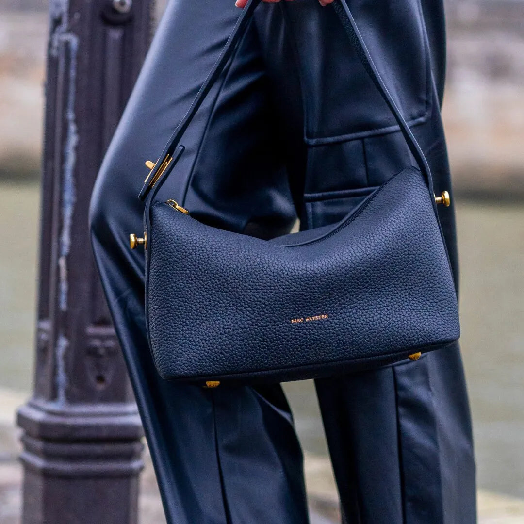 Sac à main CÉLIA pour femme en cuir NOIR porté mannequin