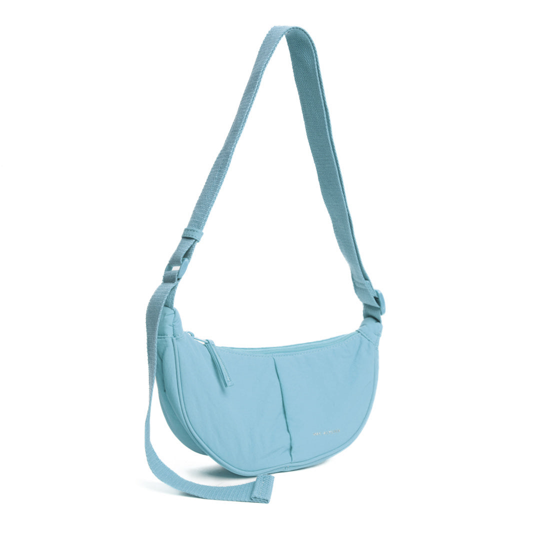 Petit sac demi-lune PLUME en cuir synthétique CIEL de trois-quarts