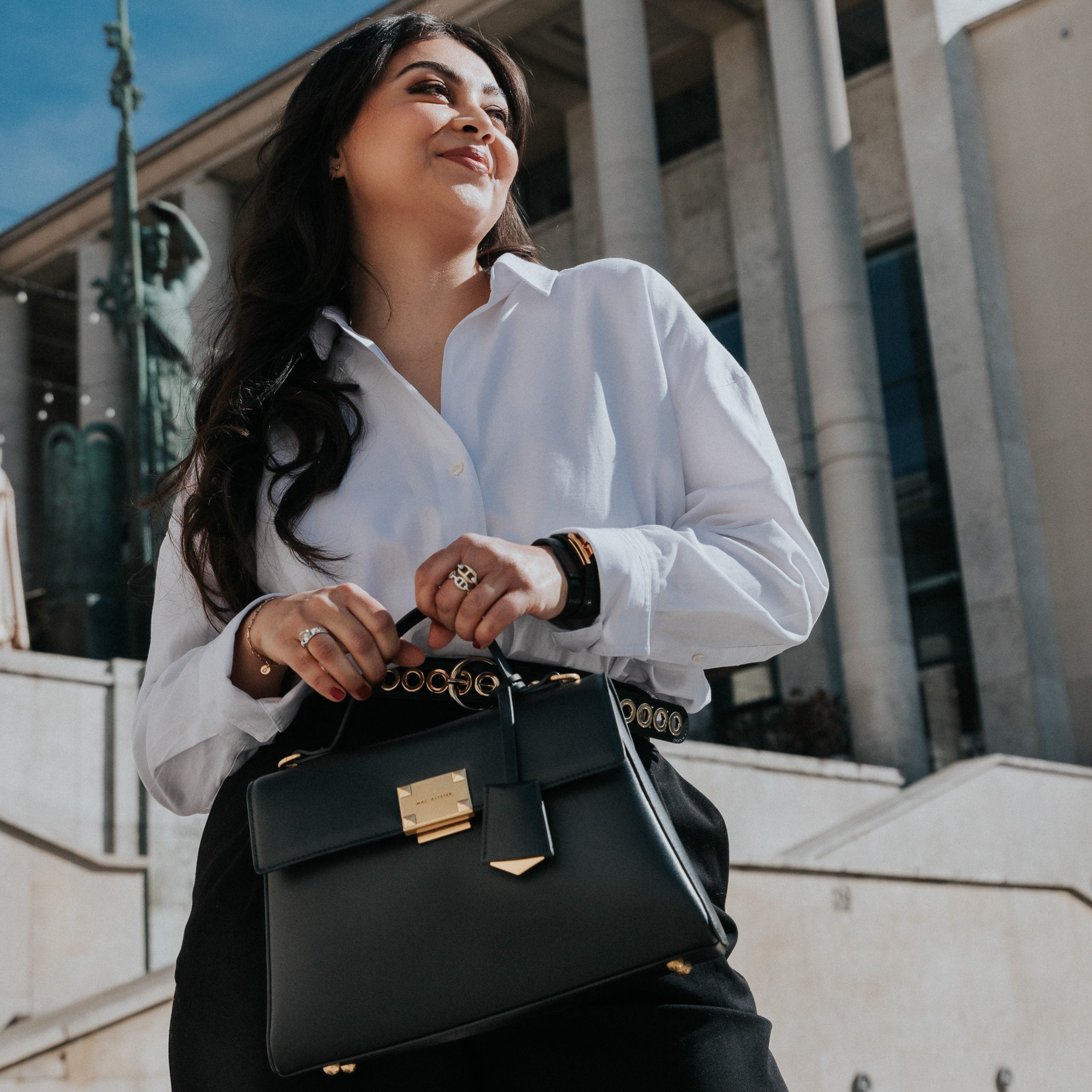 sac-noir-bandoulière-chemise-bijou-cuir