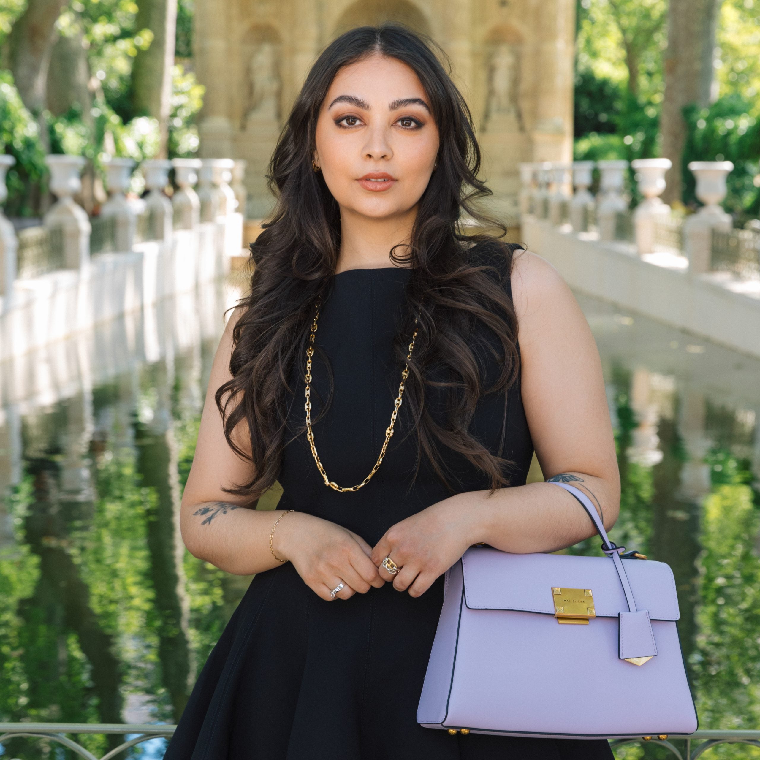 Sac à main avec bijou MÉLYSSA pour femme en cuir LILAS porté mannequin à Paris