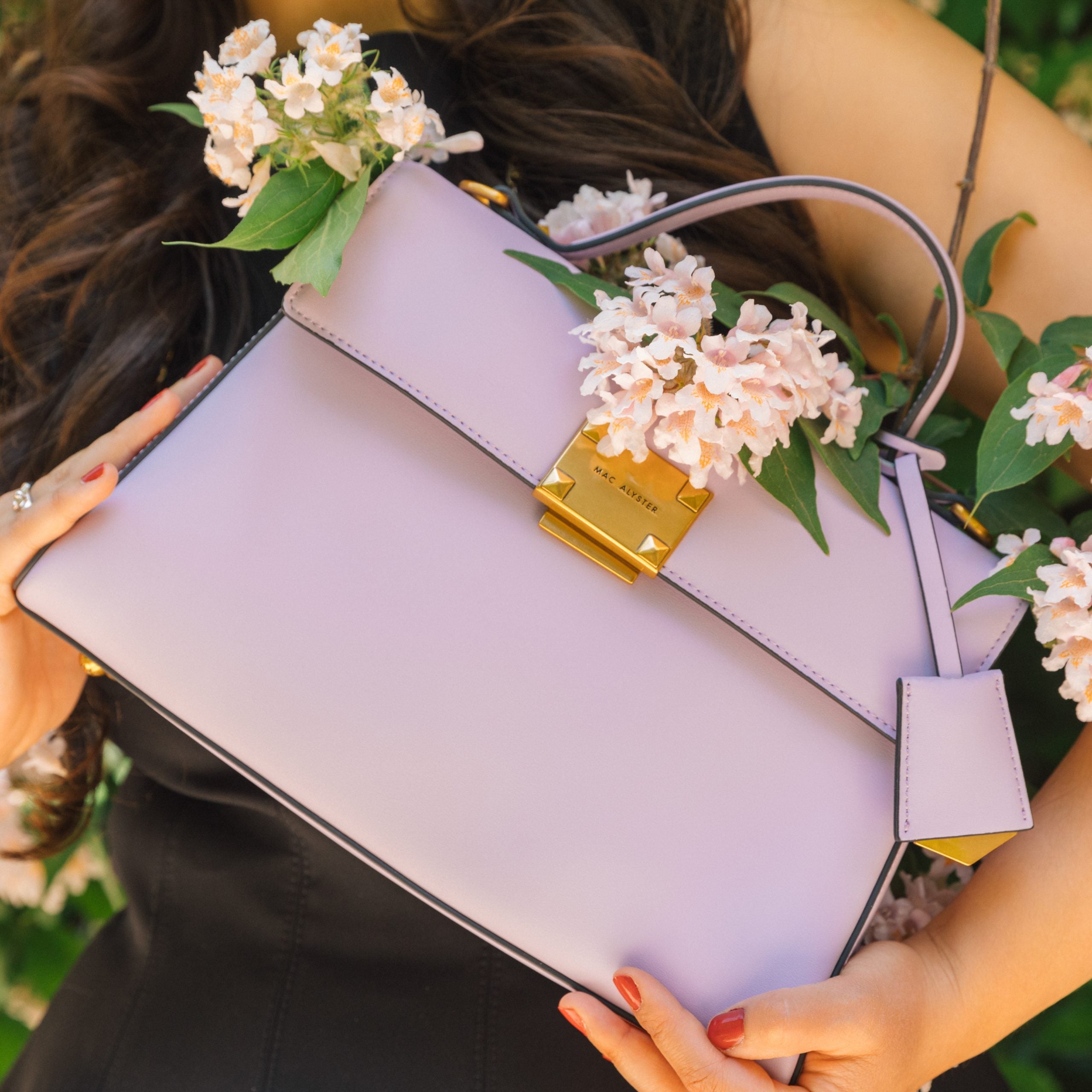 Sac à main avec bijou MÉLYSSA pour femme en cuir LILAS porté fleur