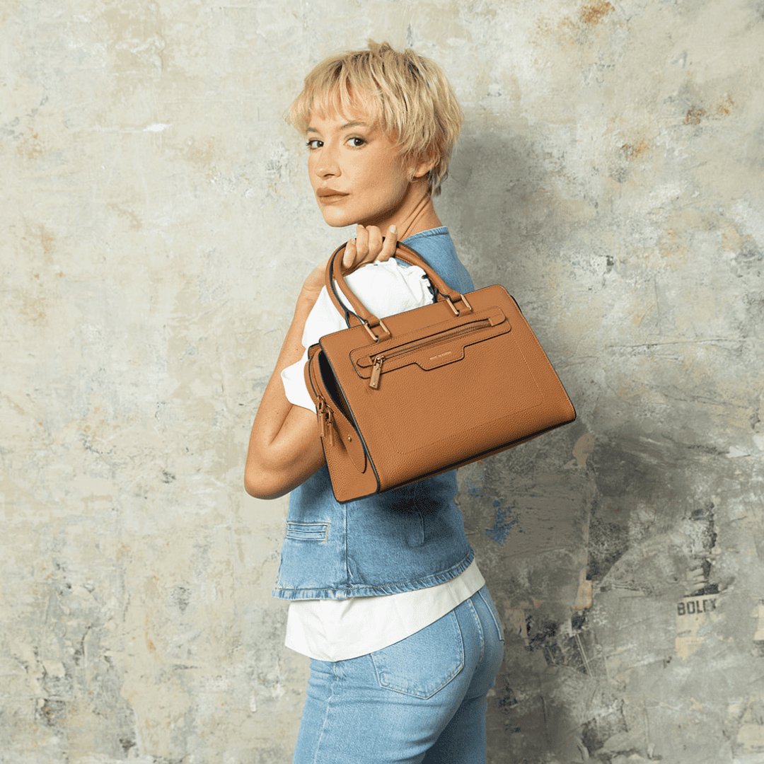 Sac porté main GIULIA pour femme en cuir SABLE porté par mannequin