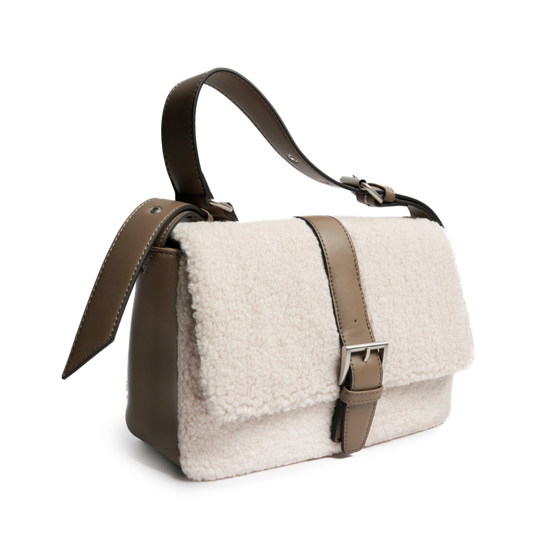 Sac porté épaule INSOUCIANTE pour femme en façon mouton TAUPE de trois-quarts