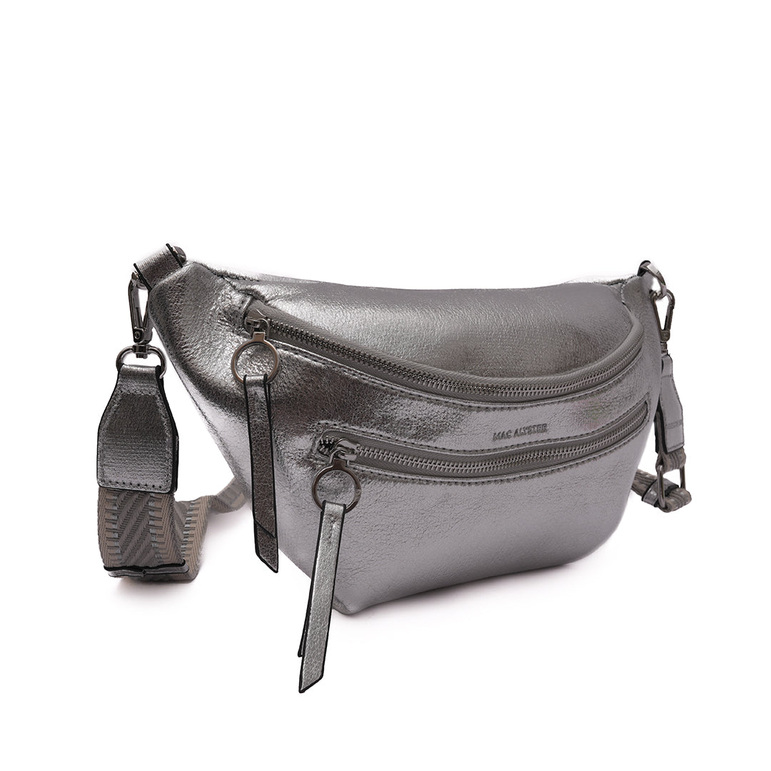 Sac BANANE 02 en cuir synthétique argent irisé de trois-quarts