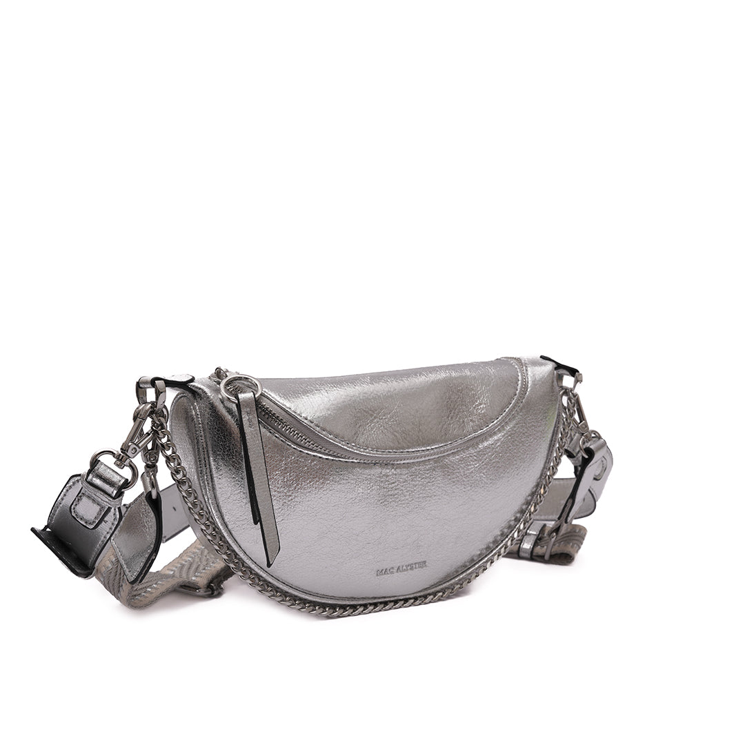 Sac BANANE 03 en cuir synthétique argent irisé de trois-quarts