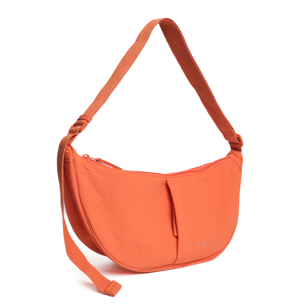 Sac demi-lune PLUME en matière synthétique orange de trois-quarts