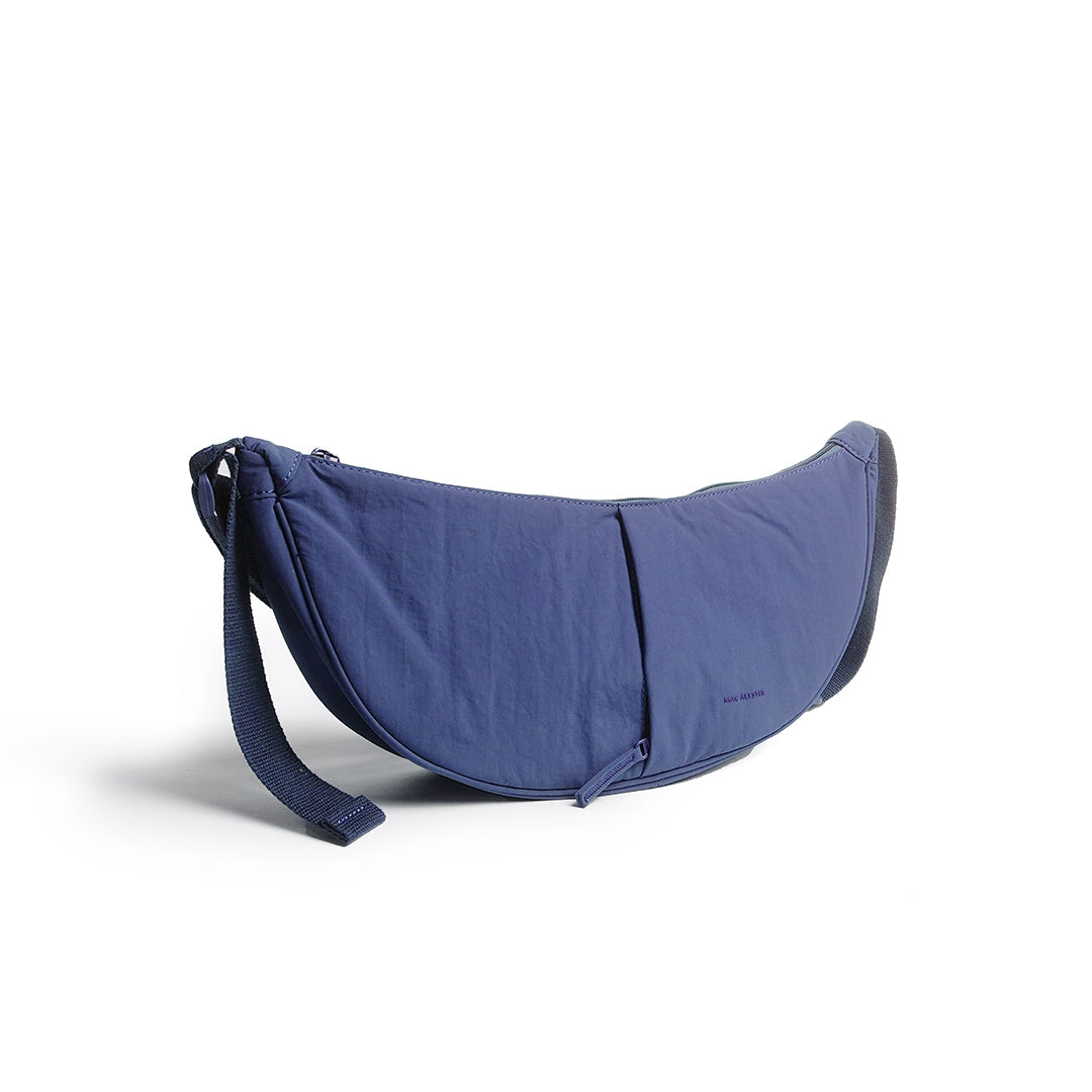 Sac demi-lune PLUME en matière synthétique BLEU de trois-quarts