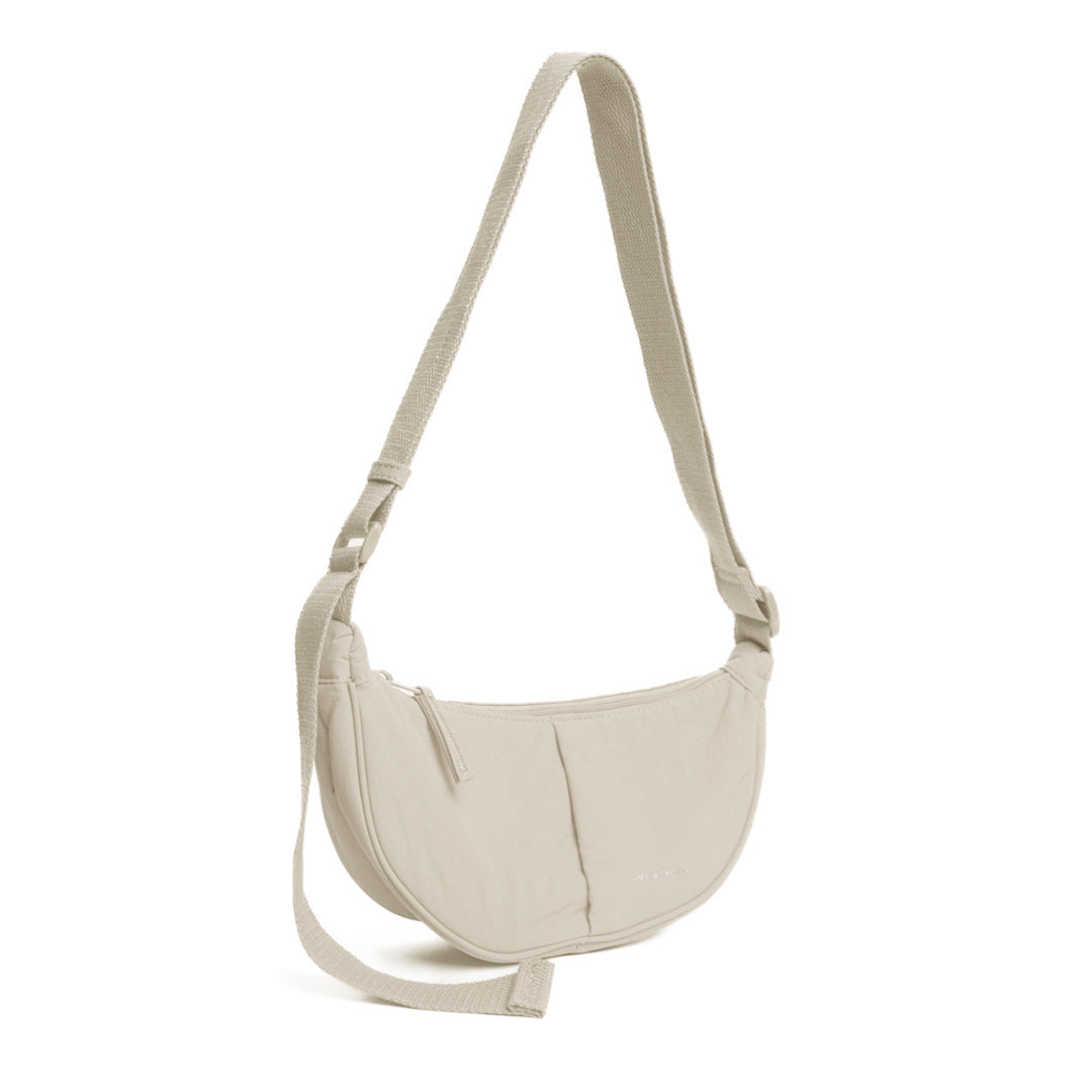 Petit sac demi-lune PLUME en cuir synthétique PERLE de trois-quarts