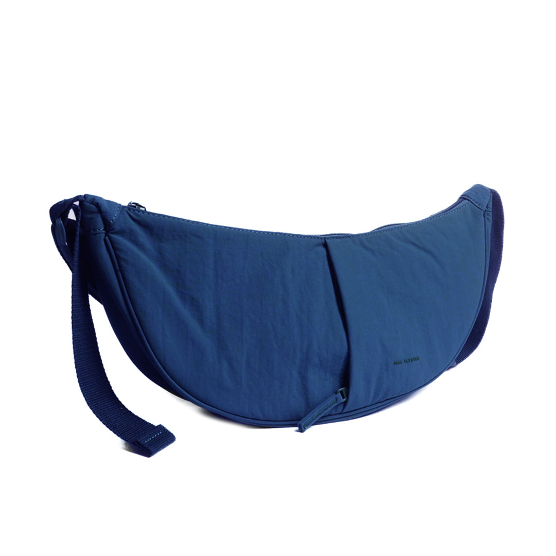 Petit sac demi-lune PLUME en cuir synthétique BLEU de trois-quarts