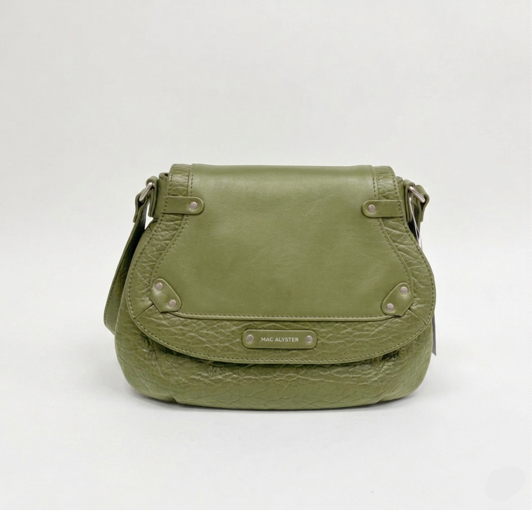 Sac à rabat et bandoulière en cuir vert kaki CAMILLE par Mac Alyster, avec rabat en cuir lisse et finitions rivets en métal argenté.