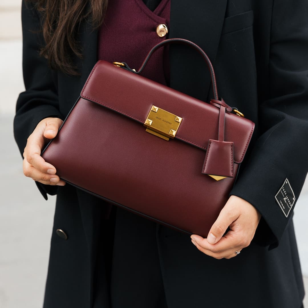 Sac à main burgundy bordeaux mélyssa luxe bijoux co-création cuir influenceuse Mélyssa cuir mac alyster Collection Automne Hiver 2024