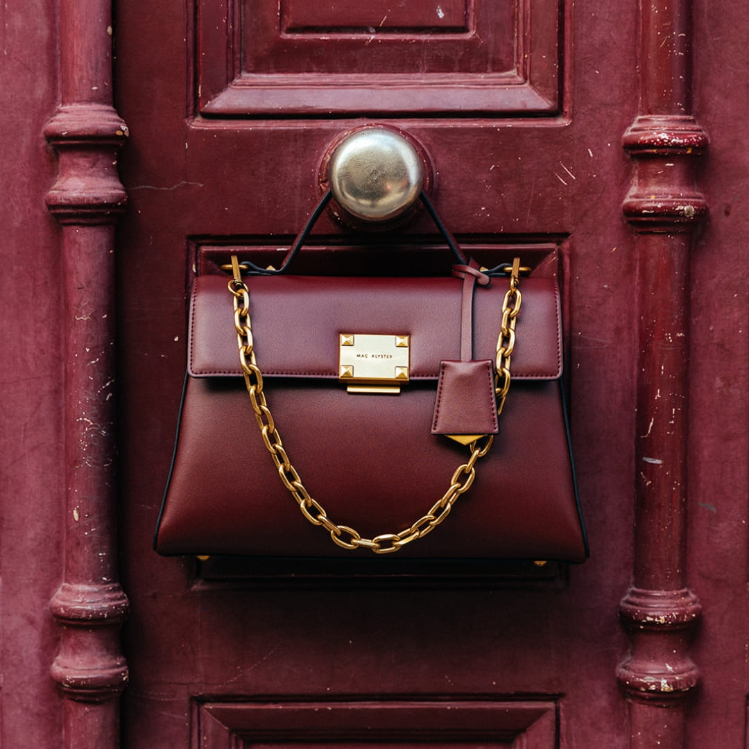 Sac à main burgundy bordeaux mélyssa luxe bijoux co-création cuir influenceuse Mélyssa cuir mac alyster Collection Automne Hiver 2024