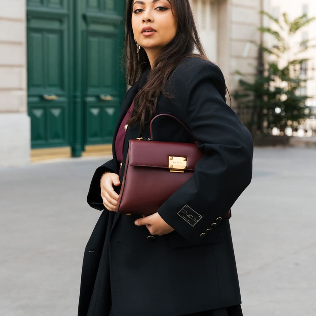 Sac à main burgundy bordeaux mélyssa luxe bijoux co-création cuir influenceuse Mélyssa cuir mac alyster Collection Automne Hiver 2024