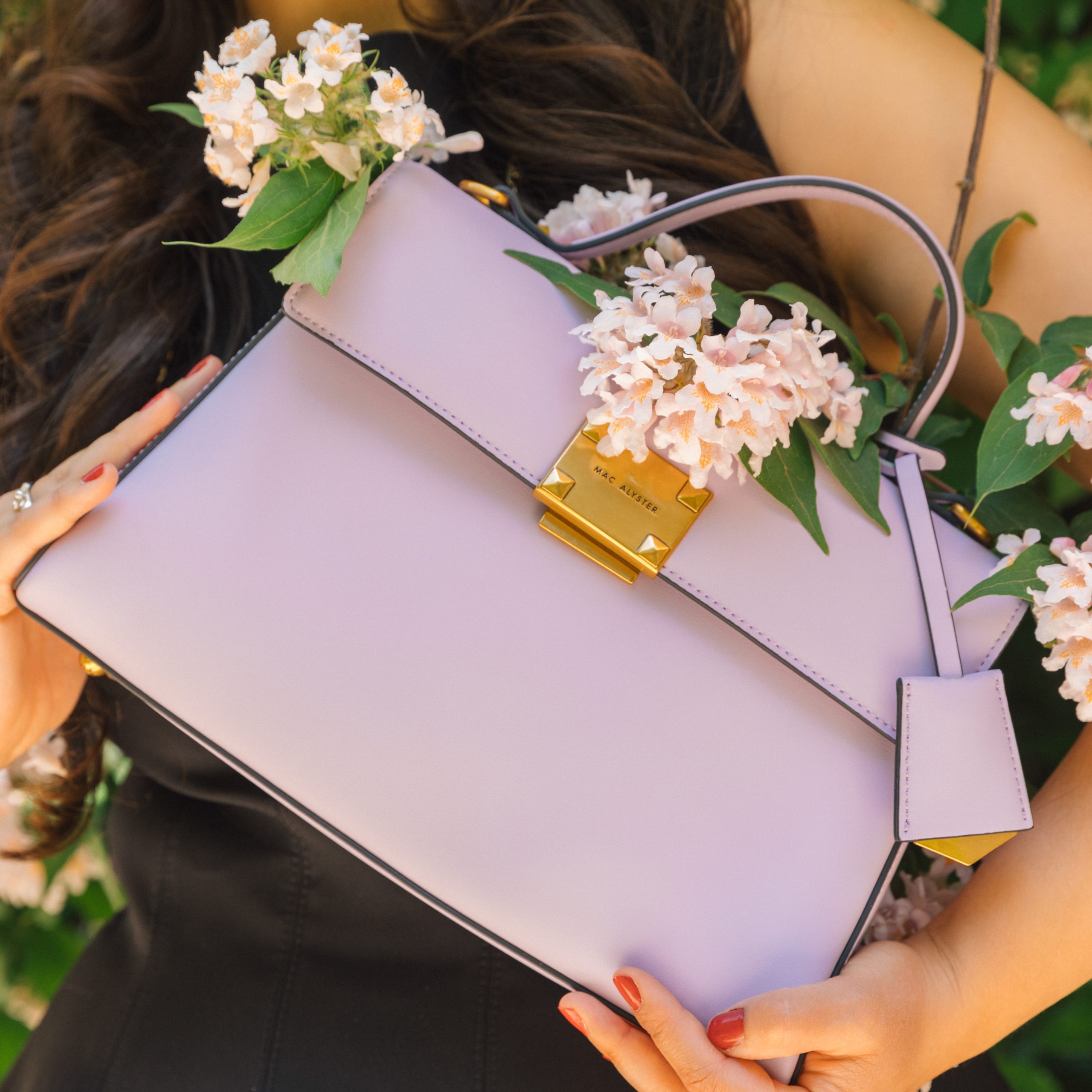 photo melyssa metisse modeuse sac cuir lilas bijou anse fleurs paris alumine